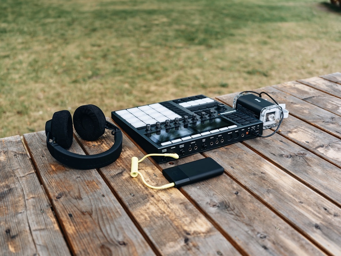 Un studio d'enregistrement compact et fonctionnel installé à l'intérieur d'un van, avec un ordinateur, des enceintes et un clavier.