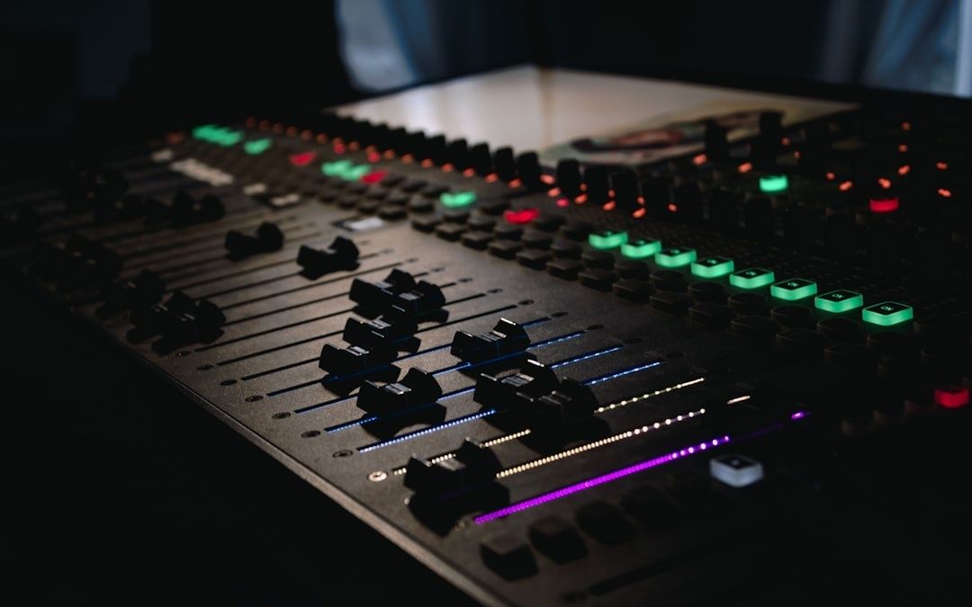 Console de mixage audio éclairée, symbole de production musicale audiovisuelle